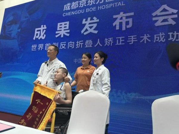 安信策略 趴着高考、身体被敲断4次，世界首例反向折叠人矫正手术完成，“折叠男孩”姜延琛已能躺平，将重返大学校园